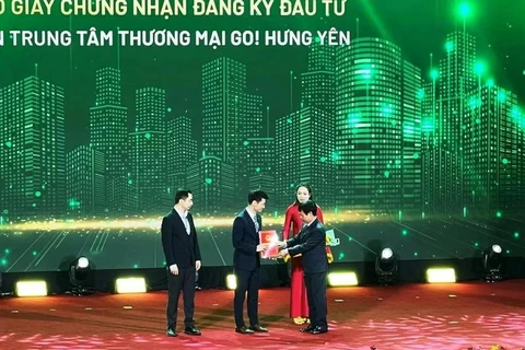 Cérémonie de remise du certificat d'enregistrement d'investissement à Central Retail au Vietnam pour construire un centre commercial de 18,2 millions de dollars, "GO! Hung Yen". Photo: congthuong.vn