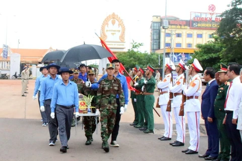 Cérémonie d'accueil de 130 restes de martyrs volontaires vietnamiens tombés au Cambodge à Long An. Photo: VNA