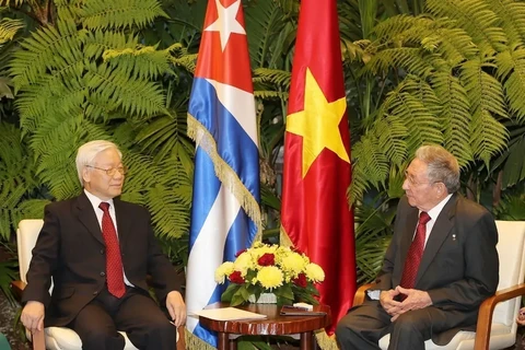 Entretien entre le secrétaire général du Comité central du Parti communiste du Vietnam (PCV), Nguyen Phu Trong (gauche), et le premier secrétaire du Parti communiste de Cuba, Raul Castro Ruz, le 29 mars 2018 à La Havane. Photo : VNA