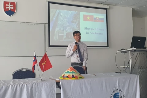 L'ambassadeur du Vietnam en Slovaquie, Nguyen Tuan, souligne l'importance du programme de camps d'été. Photo: VOV