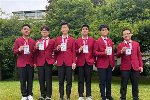 La délégation vietnamienne de six élèves obtient des résultats impressionnants aux Olympiades internationales de mathématiques (OMI) 2024. Photo: VNA