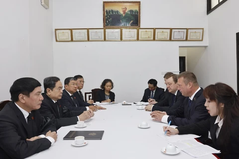 Le président de l'Assemblée nationale, Tran Thanh Man, reçoit le vice-président du Conseil de la République (Chambre haute) de l'Assemblée nationale de Biélorussie, Siarhei Khamenka, le 26 juillet à Hanoï. Photo: VNA