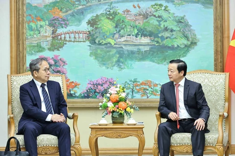 Le vice-Premier ministre Tran Hong Ha (droite) reçoit Yamada Takio, conseiller du ministère japonais des Affaires étrangères et ambassadeur chargé de la Communauté asiatique zéro émission (AZEC) du gouvernement japonais. Photo: VNA