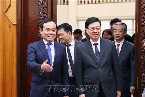 Le vice-Premier ministre Tran Luu Quang (gauche) et le chef de l'exécutif de la région administrative spéciale de Hong Kong (Chine), John Lee Ka-chiu, le 1er août à Hanoï. Photo: VNA