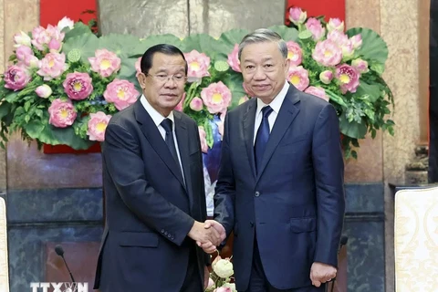 Le président To Lam et le président du Parti du peuple cambodgien et président du Sénat du Cambodge, Samdech Techo Hun Sen, le 25 juillet 2024. Photo: VNA