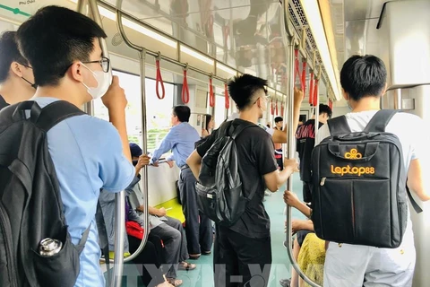 La ligne ferroviaire urbaine Nhôn - gare de Hanoï séduit des jeunes passagers dès les premiers jours de sa mise en service. Photo: VNA