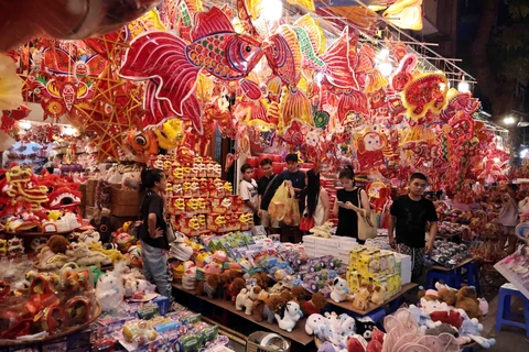 L'ambiance animée et colorée de la rue Hang Ma à l'approche de la Fête de la mi-automne