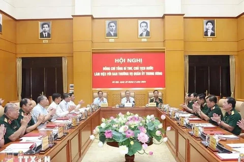 Séance de travail entre le secrétaire général du Parti et président vietnamien, To Lam, et la permanence de la Commission militaire centrale. Photo: VNA