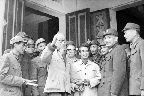 Le Président Hô Chi Minh rend visite aux troupes de défense aérienne et de l'armée de l'air, en février 1969. Photo: VNA 