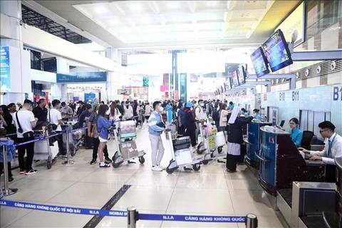 Des passagers à l'aéroport international de Noi Bai. Photo: VNA