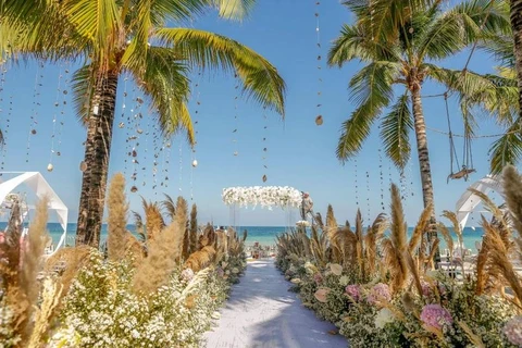 Un lieu de mariage de rêve au JW Marriott Phu Quoc Emerald Bay Resort. 