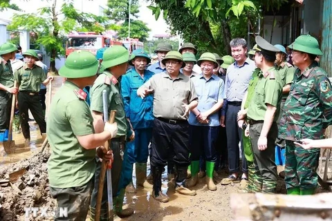 Le Premier ministre Pham Minh Chinh donne des instructions sur place pour régler les conséquences des inondations à Yen Bai. Photo: VNA