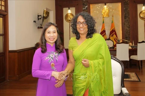 La Première ministre sri lankaise Hasini Amarasuriya (droite) reçoit l'ambassadrice du Vietnam au Sri Lanka, Trinh Thi Tam, le 3 octobre à Colombo. Photo: VNA