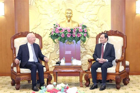 Le président de la Commission économique du Comité central du Parti, Tran Luu Quang (droite), et le professeur Klaus Schwab, le 7 octobre à Hanoï . Photo: VNA