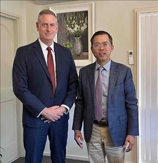 L'ambassadeur du Vietnam en Australie, Pham Hung Tam (droite) et le président du Conseil d'affaires Australie-Vietnam du Queensland, Simon White. Photo: VNA