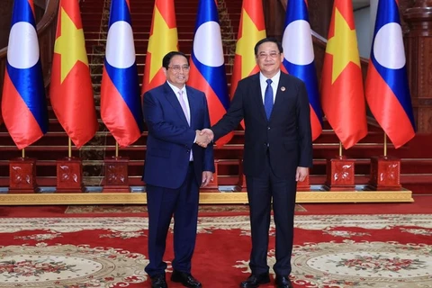 Le Premier ministre Pham Minh Chinh (gauche) et son homologue lao Sonexay Siphandone. Photo: VNA