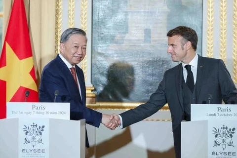 Le secrétaire général du Parti communiste du Vietnam et président vietnamien, To Lam (gauche), et le président français, Emmanuel Macron. Photo: VNA