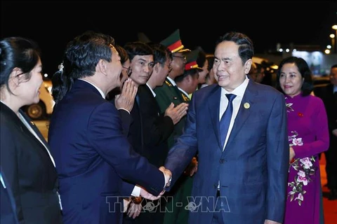 Le président de l'Assemblée nationale du Vietnam, Tran Thanh Man, termine sa visite officielle au Laos et sa participation à l'AIPA-45. Photo: VNA