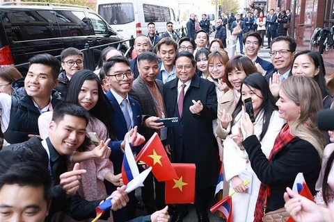 Le Premier ministre Pham Minh Chinh à la rencontre des représentants de la communauté vietnamienne en Russie. Photo: VNA