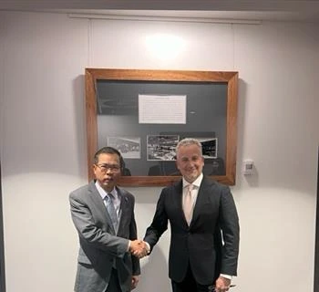 L'ambassadeur du Vietnam en Australie, Pham Hung Tam (gauche), et le vice-ministre australien de la Défense, Hugh Jeffrey. Photo: VNA