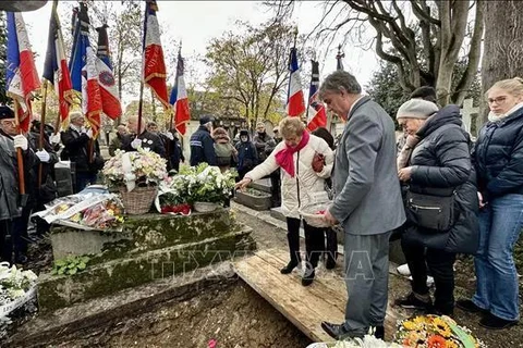 Des amis rendent hommage à Madeleine Riffaud. Photo: VNA