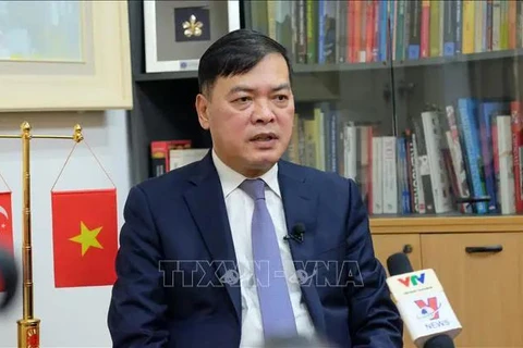 L'ambassadeur du Vietnam à Singapour, Mai Phuoc Dung, répond à une interview accordée au correspondant de l'Agence vietnamienne d'Information à Singapour. Photo: VNA