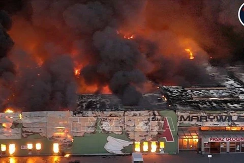 Cientos establecimientos de vietnamitas afectados por incendio en centro comercial polaco. (Fuente:VNA)