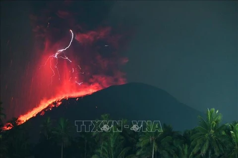 Indonesia eleva la alerta de volcán al nivel más alto. (Fuente: AFP/VNA)