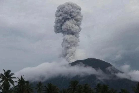 Volcán Ibu arroja fuertemente en Indonesia. (Fuente:thestar.com.my)