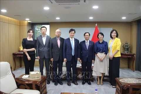 El ministro de Relaciones Exteriores de Vietnam, Bui Thanh Son, recibió al presidente de Asociación Económica y Cultural Corea del Sur – Vietnam (KOVECA), Kwon Sung-taek, (Fuente:VNA)