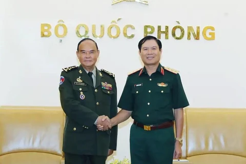 El coronel general Nguyen Tan Cuong, jefe del Estado Mayor General del Ejército Popular de Vietnam (EPV) y viceministro de Defensa, recibe al general Mao Sophan, subcomandante en jefe de las Fuerzas Armadas Reales y comandante del Ejército Real de Camboya. (Fuente: VNA)