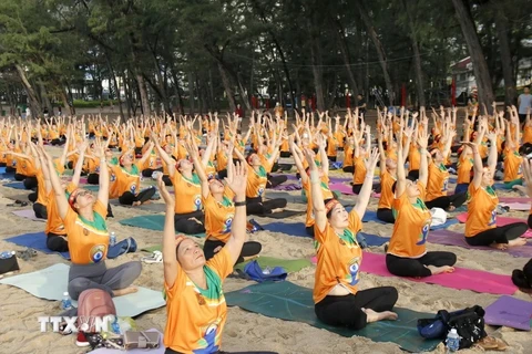 Más de 600 personas celebran el Día Internacional de Yoga en Binh Thuan. (Fuente:VNA)
