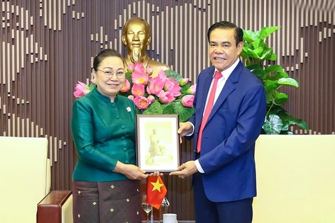 El presidente del Comité Popular de la provincia Ha Tinh, Vo Trong Hai, entrega un obsequio conmemorativo a la embajadora laosiana en Vietnam, Khamphao Ernthavanh. (Fuente:Internet)