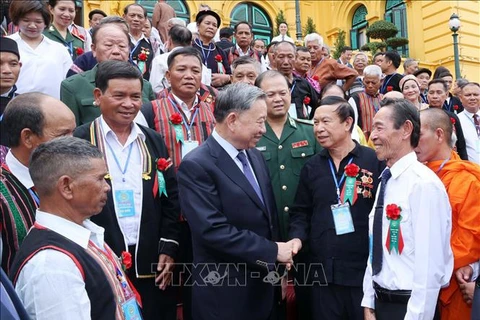 Presidente vietnamita se reúne con personas prestigiosas de minorías étnicas. (Fuente:VNA)