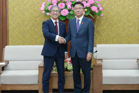 El viceprimer ministro Le Thanh Long recibe al presidente de la Universidad japonesa de Nagoya, Sugiyama Naoshi. (Fuente:moj.gov.vn)