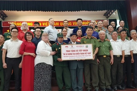 La ceremonia de entrega de la segunda parte de los "Documentos de la Guerra de Vietnam", efectuada en junio de 2024. (Foto: VOV5)