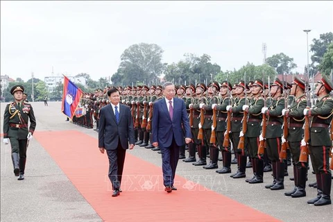 El presidente vietnamita, To Lam (en la derecha), y el secretario general del Partido Popular Revolucionario (PPRL) y presidente de Laos, Thongloun Sisoulith , en el acto de bienvenida. (Fuente: VNA)