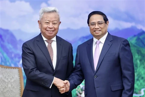 El primer ministro vietnamita, Pham Minh Chinh, recibe a Jin Liqun, presidente del Banco Asiático de Inversión en Infraestructura (BAII). (Fuente:VNA)