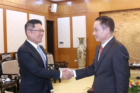 Le Hoai Trung, secretario del Comité Central del Partido Comunista de Vietnam y jefe de su Comisión de Relaciones Exteriores, recibe a Valaxay Lengsavad subjefe de la Comisión de Relaciones Exteriores del Comité Central del Partido Popular Revolucionario de Laos. (Fuente:VNA)