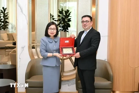 La subdirectora general de la Agencia Vietnamita de Noticias (VNA), Doan Thi Tuyet Nhung, se reúne con el presidente de la Agencia de Noticias de Azerbaiyán (AZERTAC), Vugar Aliyev. (Fuente:VNA)