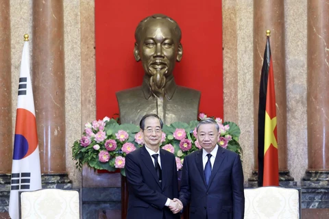 El presidente vietnamita, To Lam, y el primer ministro de Corea del Sur, Han Duck Soo. (Fuente:VNA)