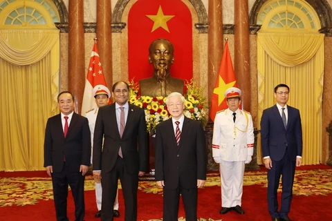 El secretario general del Partido Comunista y presidente de Vietnam, Nguyen Phu Trong, recibió Jaya Ratnam, embajador de Singapur en el país, quien le presentó sus cartas credenciales.(Fuente:VNA)