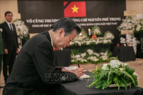 Presidente del Partido Nuevo Kōmeitō de la coalición gobernante de Japón, Natsuo Yamaguchi, escribe en el libro de condolencias. (Fuente:VNA)