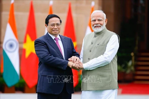 El premier de Vietnam, Pham Minh Chinh y su homólogo indio, Narendra Modi. (Fuente:VNA)