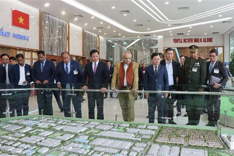 El presidente de Timor-Leste, José Ramos-Horta, contempla la maqueta del parque industrial VSIP Bac Ninh. (Fuente:VNA)