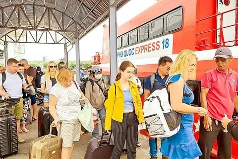 Visitantes internacionales toman trenes de alta velocidad desde la ciudad de Rach Gia hasta la urbe de Phu Quoc, Kien Giang. (Foto: Sggp.org.vn)