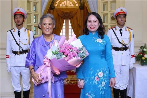 La vicepresidenta Vo Thi Anh Xuan recibió a la princesa tailandesa Maha Chakri Sirindhorn. (Fuente:VNA)