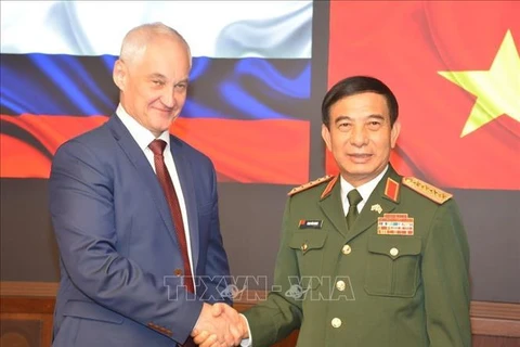 El general Phan Van Giang, ministro de Defensa de Vietnam, sostuvo conversaciones con su homólogo ruso, Andrey Removich Belousov. (Fuente:VNA)