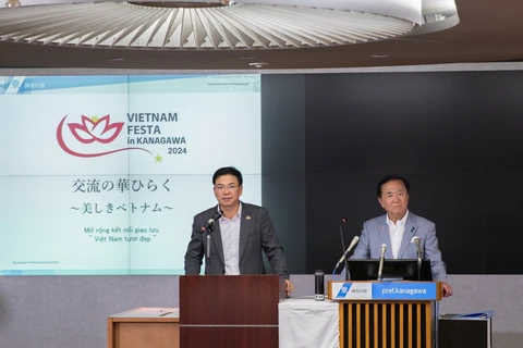 El embajador vietnamita en Japón, Pham Quang Hieu (IZQUIERDA), habla en la rueda de prensa. (Fuente:VNA)