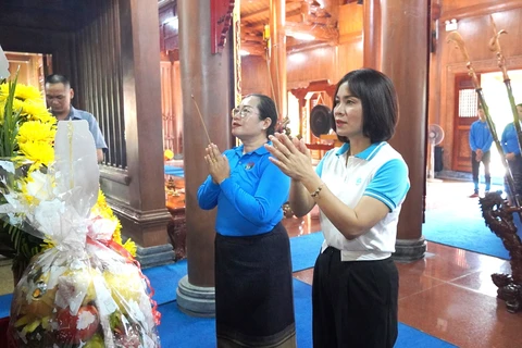 Representantes ofrecieron inciensos en el Templo dedicado al presidente Ho Chi Minh y heroicos mártires en la provincia de Quang Binh. (Fuente:VNA)